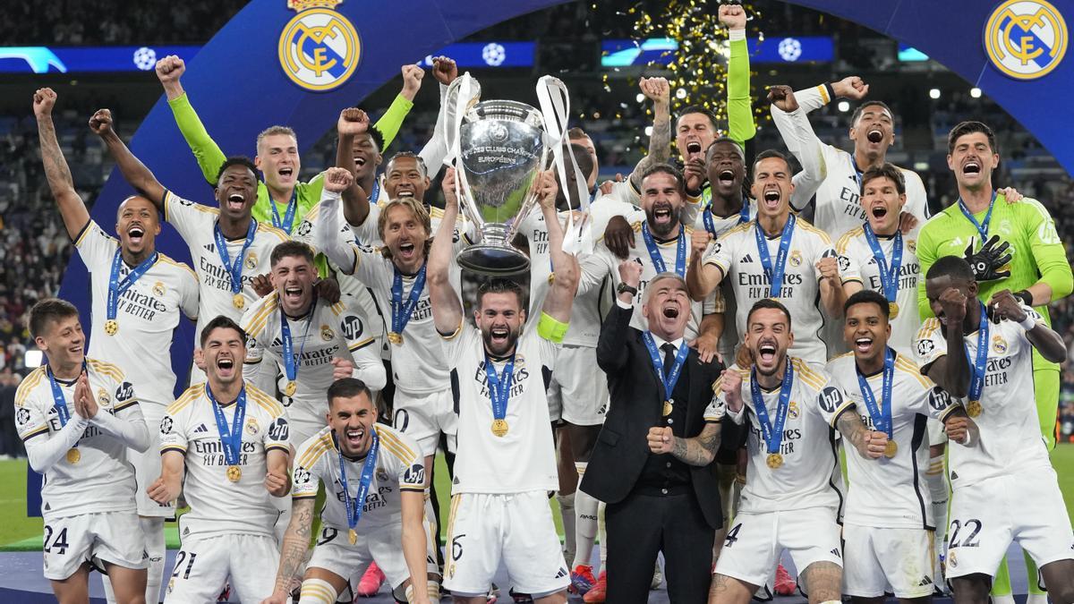 Los jugadores del Real Madrid celebral 'La Decimoquinta' en Wembley tras ganar al Borussia Dortmund.
