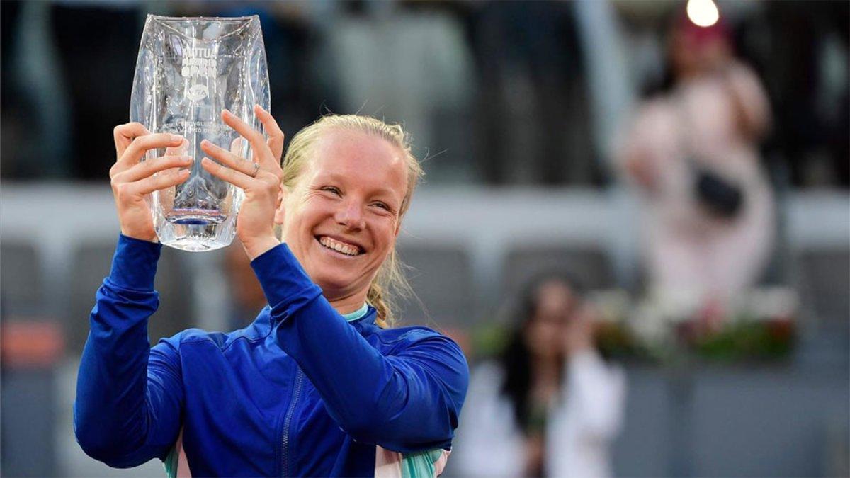 Kiki Bertens posando con el trofeo de campeona