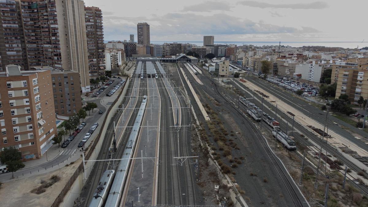Vista general de la playa de vías de la estación de ferrocarril de Alicante.