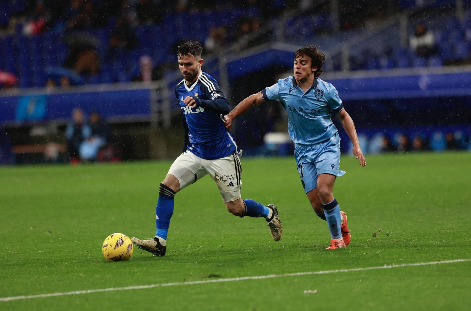 EN IMÁGENES: Ambiente y partido de un Real Oviedo-Levante pasado por agua