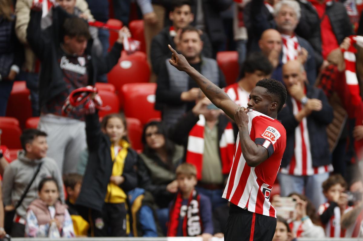 BILBAO, 20/05/2023.- El delantero hispano-ghanés del Athletic Iñaki Williams celebra tras marcar el 1-0 durante el partido de LaLiga Santander de la jornada 35 entre el Athletic Club de Bilbao y el RC Celta de Vigo celebrado este sábado en el estadio de San Mamés, en Bilbao. EFE/ Luis Tejido