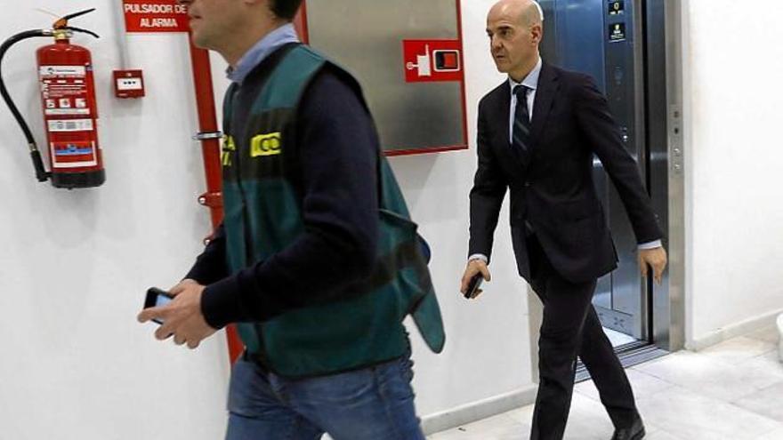 Un agent i el fiscal a l&#039;escorcoll als despatxos del PP al consistori valencià