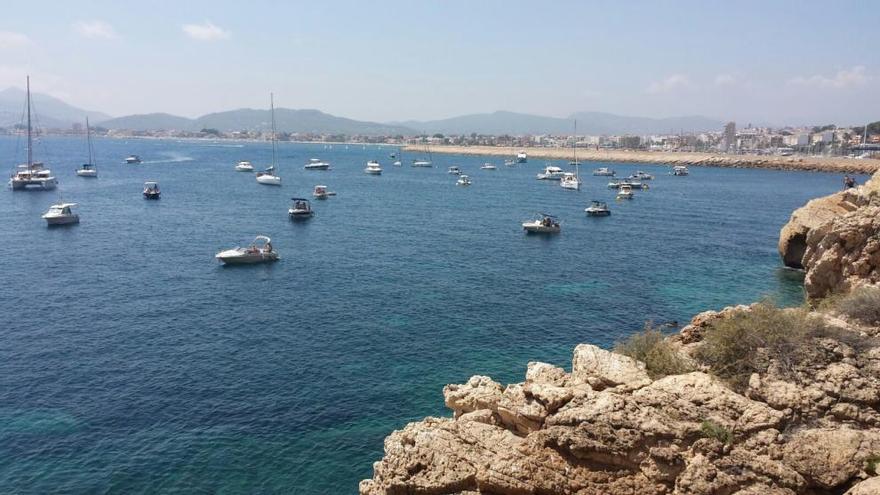 Decenas de embarcaciones incumplen la prohibición de fondear en la  reserva marina del cabo de Sant Antoni