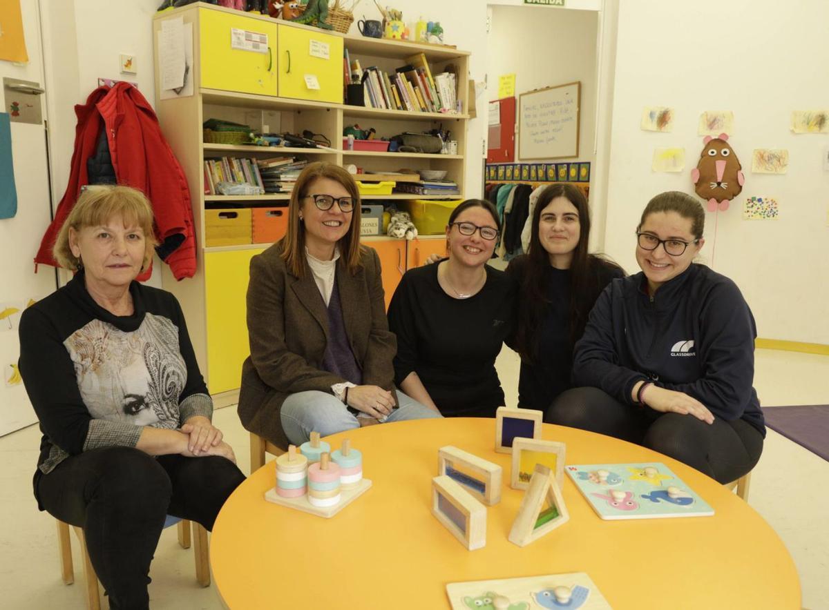 De izquierda a derecha, Belén García (directora de la escuela infantil Vega-La Camocha), Sandra Campo (tutora del ciclo de Infantil en el IES Nº1 de Gijón), las alumnas Irene Martín e Inés Nosti, y la técnica Valeria Menéndez, en un aula de la escuelina. | JUAN PLAZA