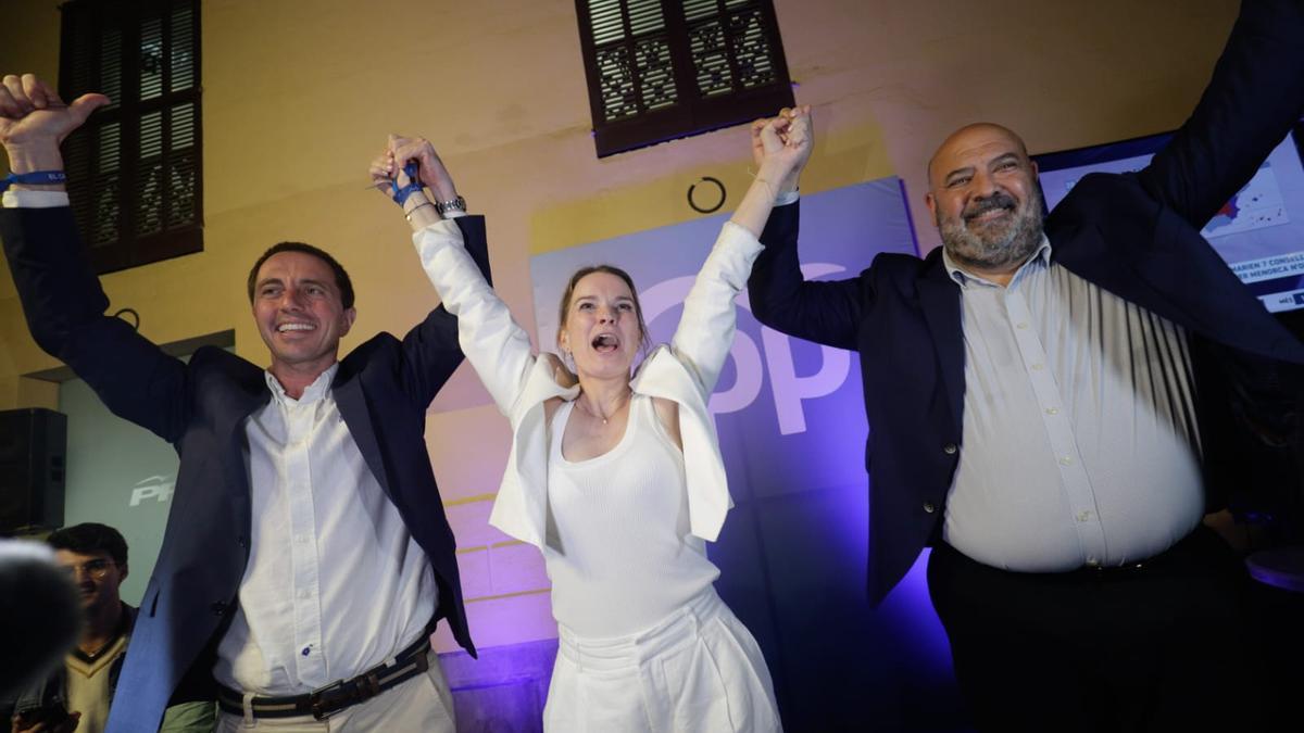 Marga Prohens celebra la victoria electoral con Llorenç Galmés y Jaime Martínez