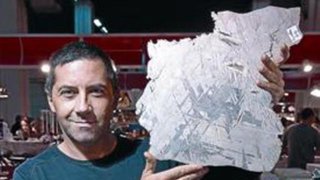 Casado, con algunos meteoritos que expuso en Expominer.