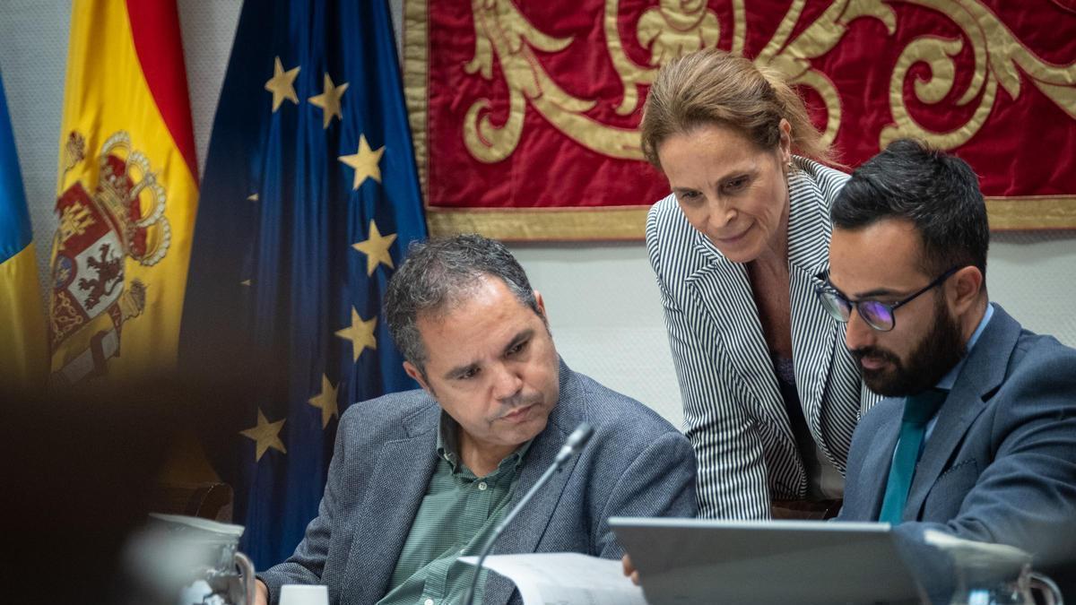 Gustavo Santana (i), Luz Reverón y Raúl Acosta (d), los miembros de la Mesa de la comisión investigadora.