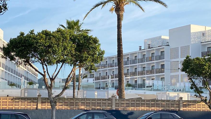 Un turista de 23 años en estado grave tras precipitarse del cuarto piso de un hotel de Ibiza