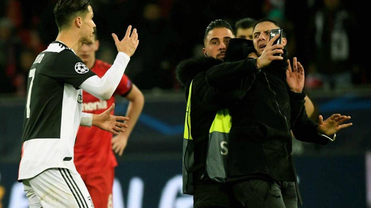 Ronaldo se enfadó con un aficionado que le agarró del cuello para pedirle una foto