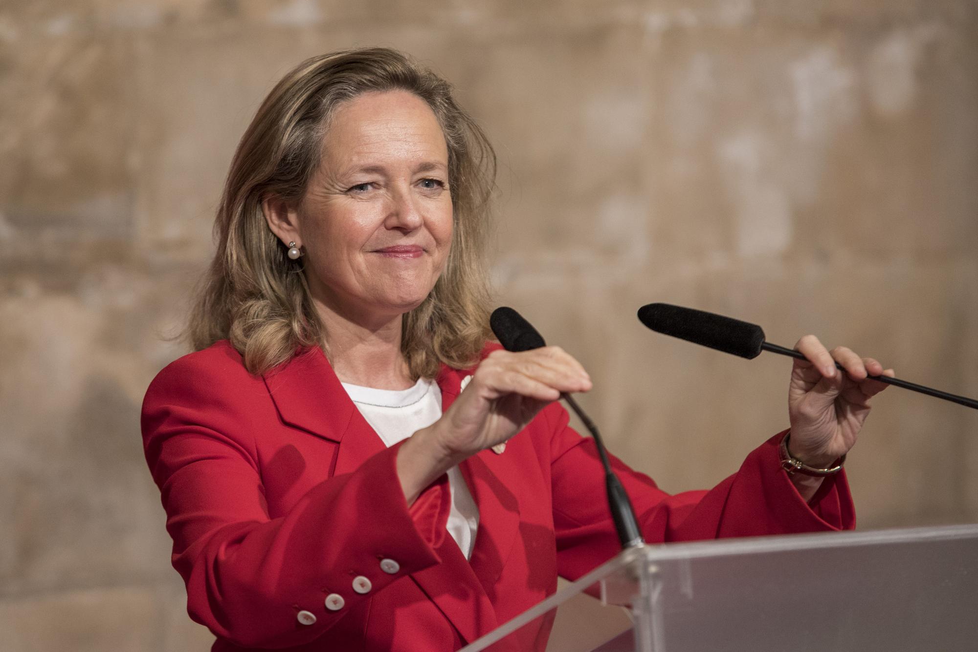 PM01 PALMA DE MALLORCA (ISLAS BALEARES) 08-04-22.- La vicepresidenta primera del Gobierno de España y ministra de Asuntos Económicos y Transformación Digital, Nadia Calviño, durante la rueda de prensa posterior a su reunión este viernes con la presidenta del Govern, Francina Armengol, en el Consolat de Mar en Palma de Mallorca.