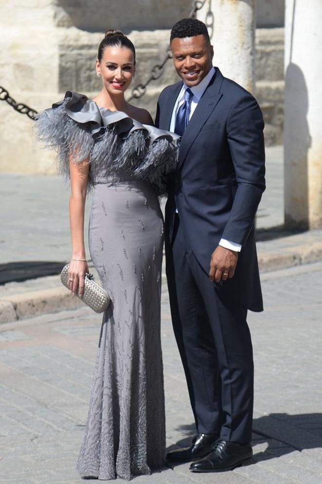 El exfutbolista Julio Baptista y su pareja, a su llegada a la Catedral de Sevilla para asistir este sábado a la boda de la presentadora Pilar Rubio y el futbolista Sergio Ramos.