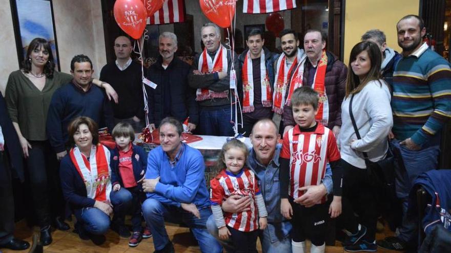 Un momento de la inauguración de la peña sportinguista L´Ayalga.