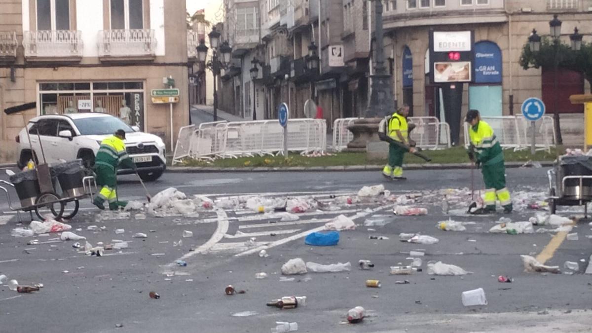 Los servicios de limpieza recogiendo basura por las calles durante unas Festas de San Paio anteriores.
