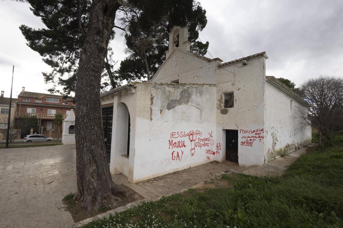 Las pintadas han aparecido en uno de los laterales de la ermita de Canals.