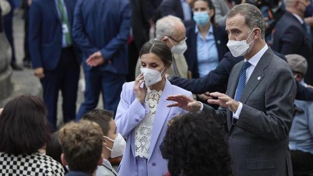 Los reyes Felipe y Letizia charladn con niños damnificados por el volcán, tras el homenaje a los palmeros en el convento de San Francisco, este 12 de marzo de 2022 en Santa Cruz de La Palma.