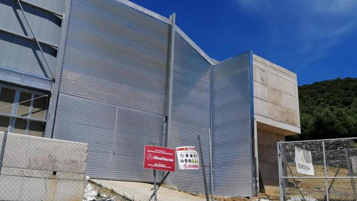 Exterior del pabellón polideportivo de Villaharta, aún sin finalizar.