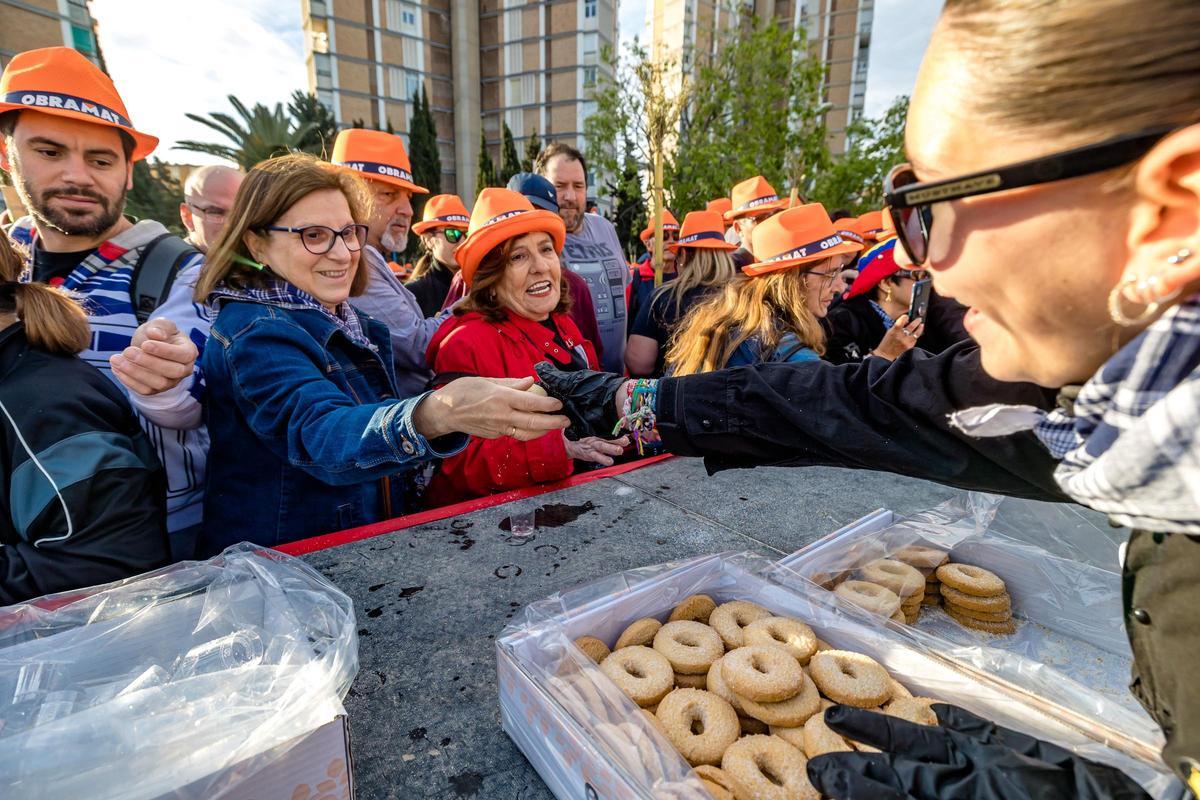 Una de las tradicionales paradas donde se reparten rollitos.