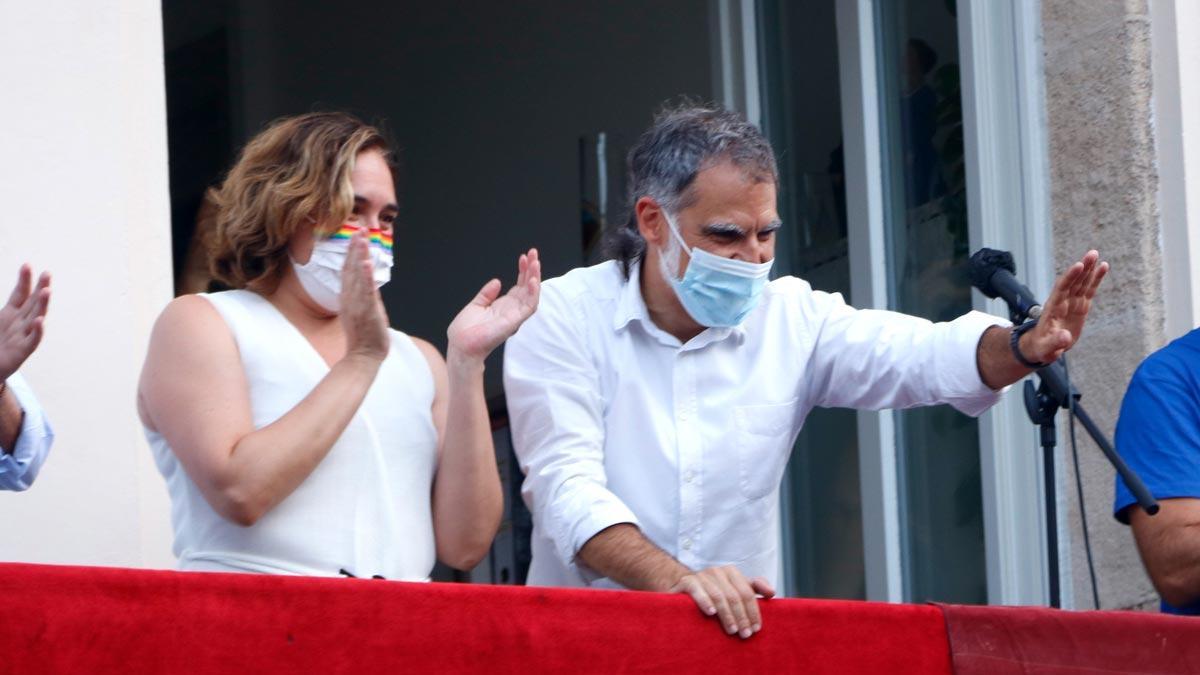 Ada Colau y Jordi Cuixart antes del pregón de la fiesta mayor de Gràcia, en agosto del 2021