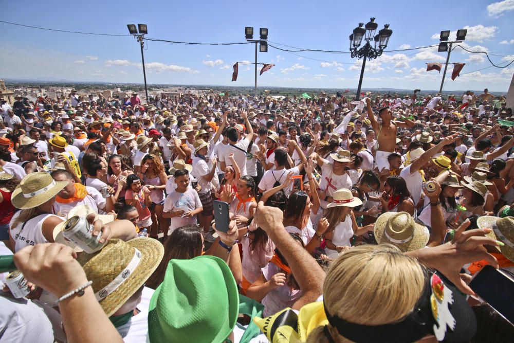 La ermita de San Roque congrega a decenas de personas para comenzar los festejos patronales y de Moros y Cristianos