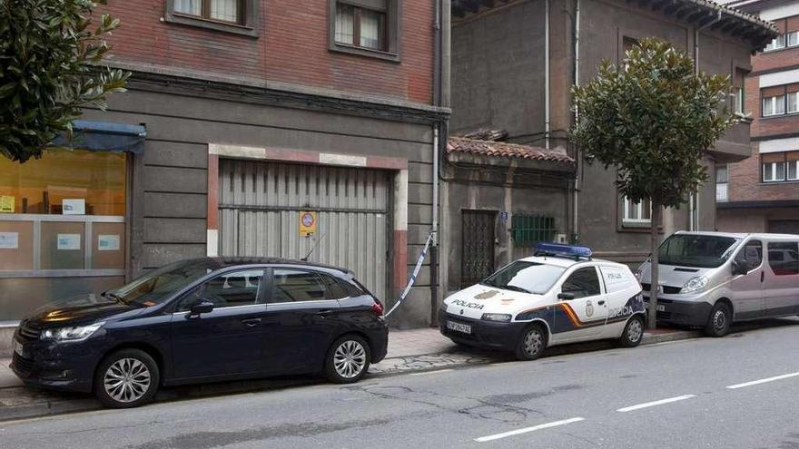 La Policía, inspeccionando el lugar de los hechos el día del suceso.