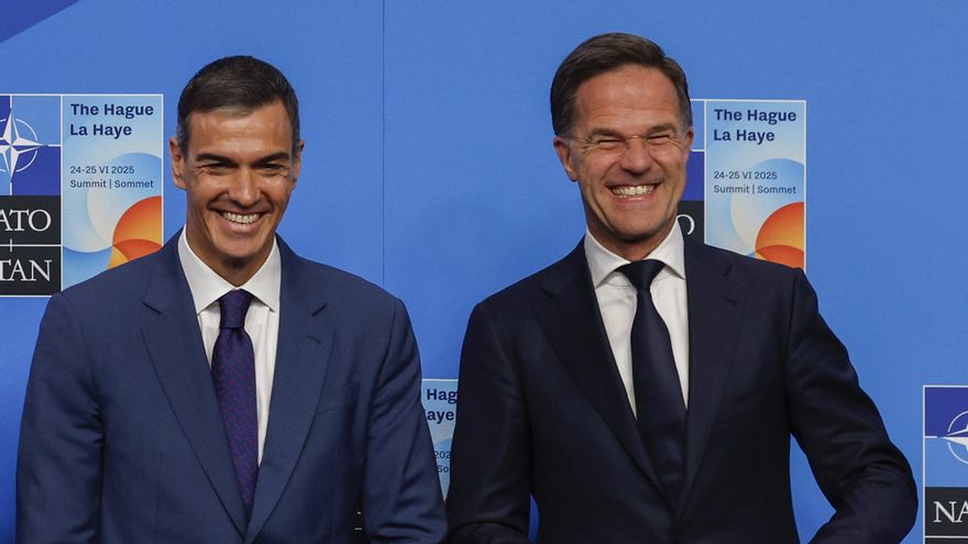 El presidente del Gobierno, Pedro Sánchez, y el secretario general de la OTAN, Mark Rutte, este martes a su llegada a la cumbre de La Haya.
