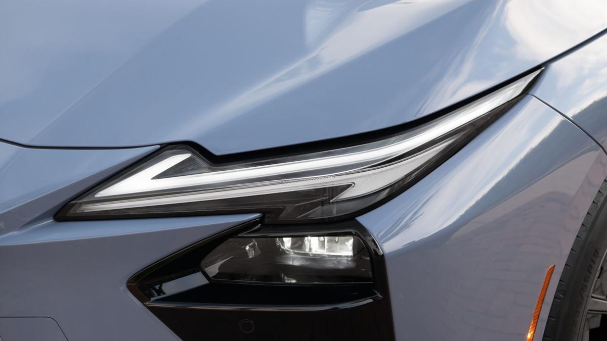 detalle del faro del Lexus ES