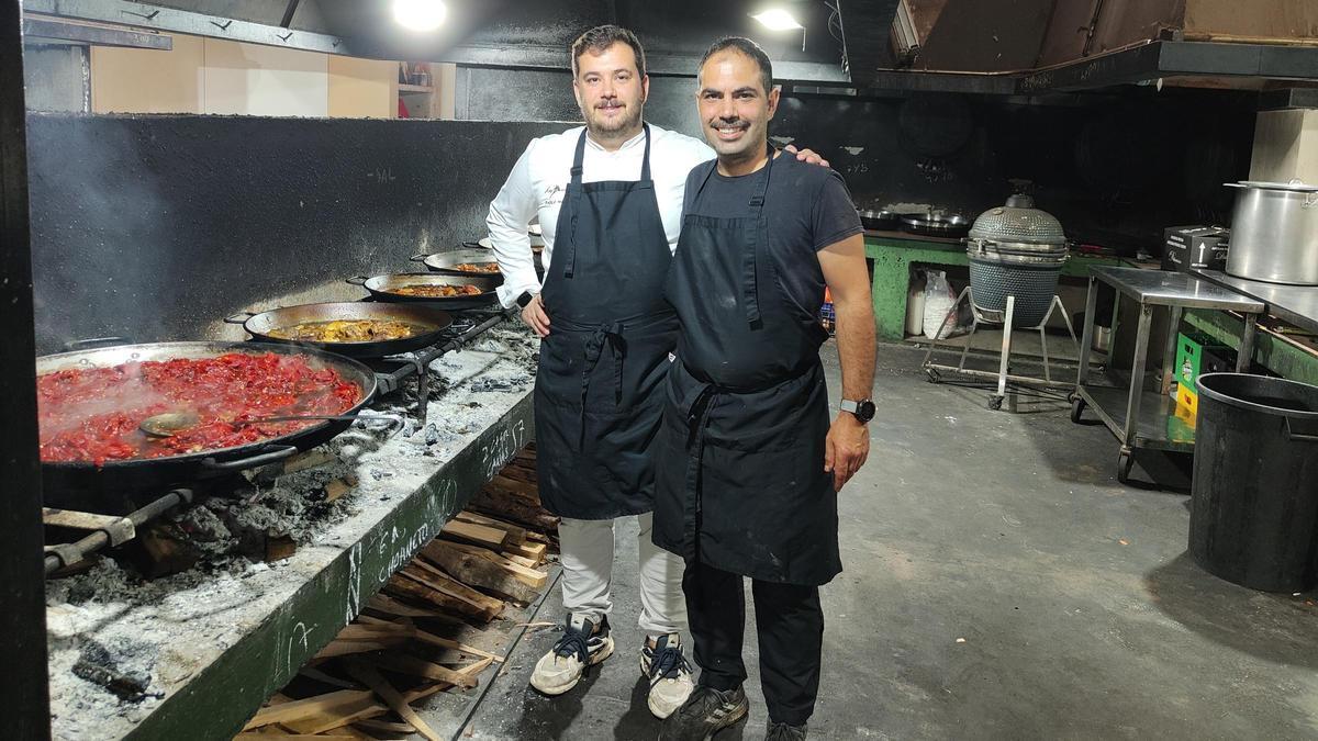 Pablo y Marcos Margós, en una parte del paellero de Las Bairetas.