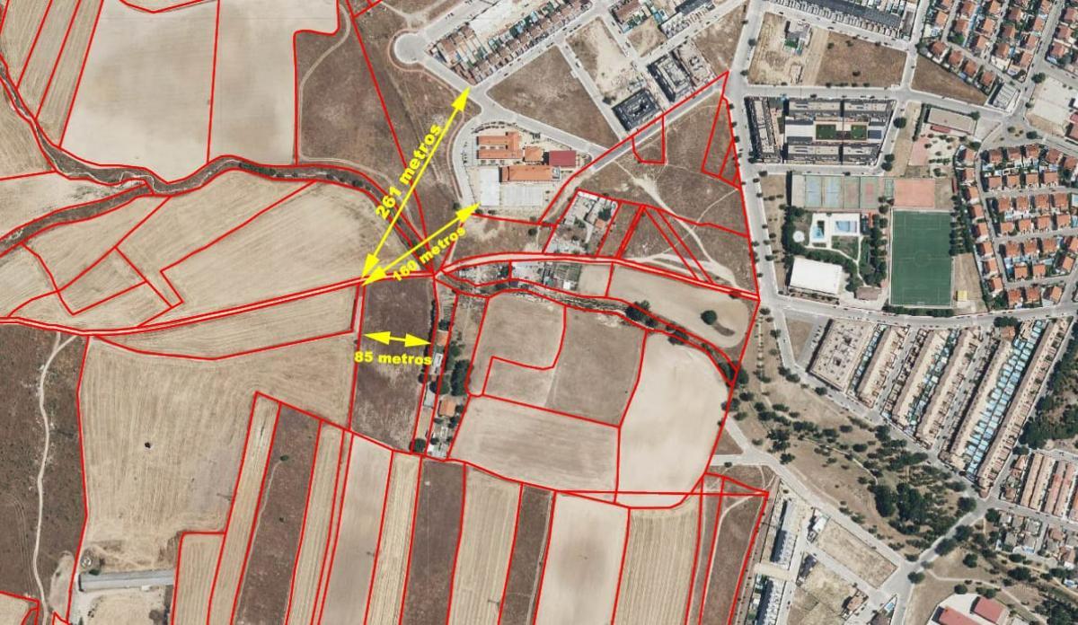 Distancias medidas por ortofoto a principales edificios cercanos en Torrejón de la Calzada.