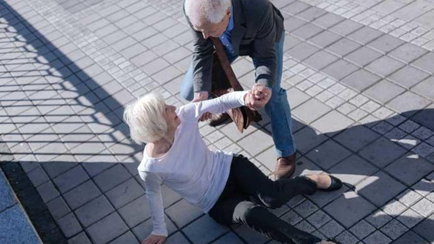 Una pareja de anciano sufre una caída.