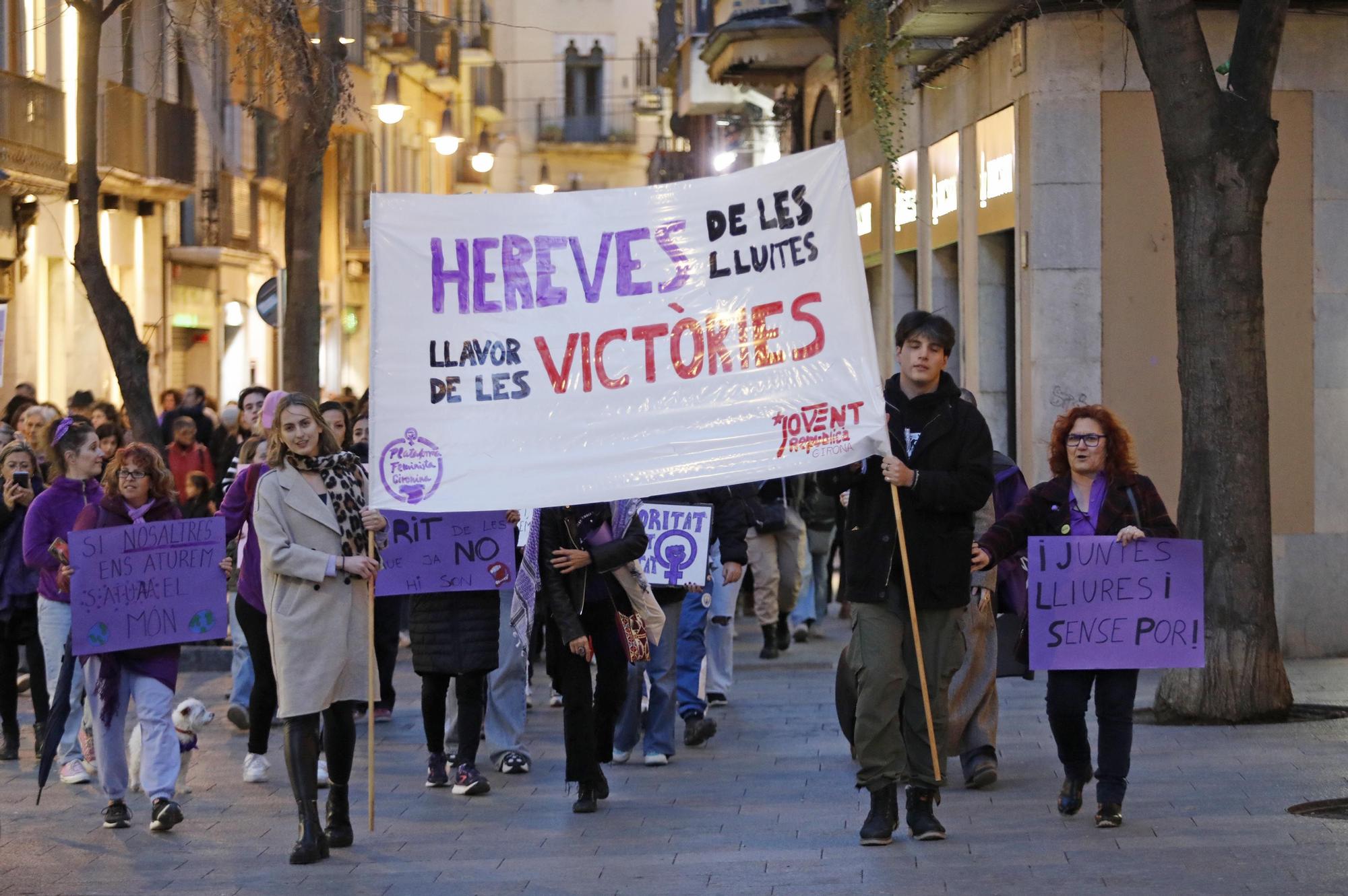 La manifestació feminista del 8-M a Girona en imatges