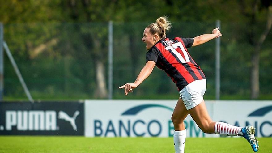 Dominika celebrando un gol