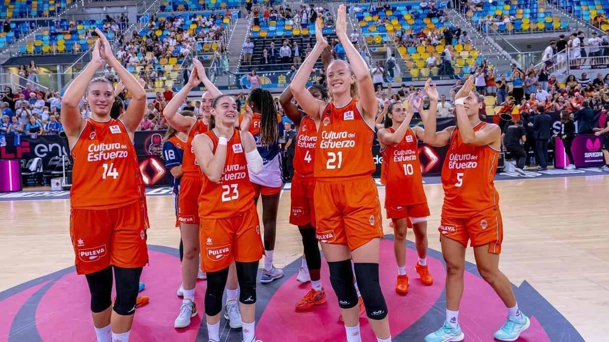 Las jugadoras aplauden a la afición taronja que pudo presenciar el título en el Gran Canaria Arena