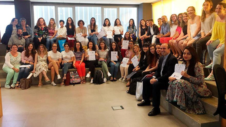 Las participantes en la edición del pasado curso durante la clausura en la que intervinieron el vicerrector de Innovación Social y Emprendimiento, Rafael Ventura; y la coordinadora del Instituto Andaluz de la Mujer, María Encarnación Santiago.