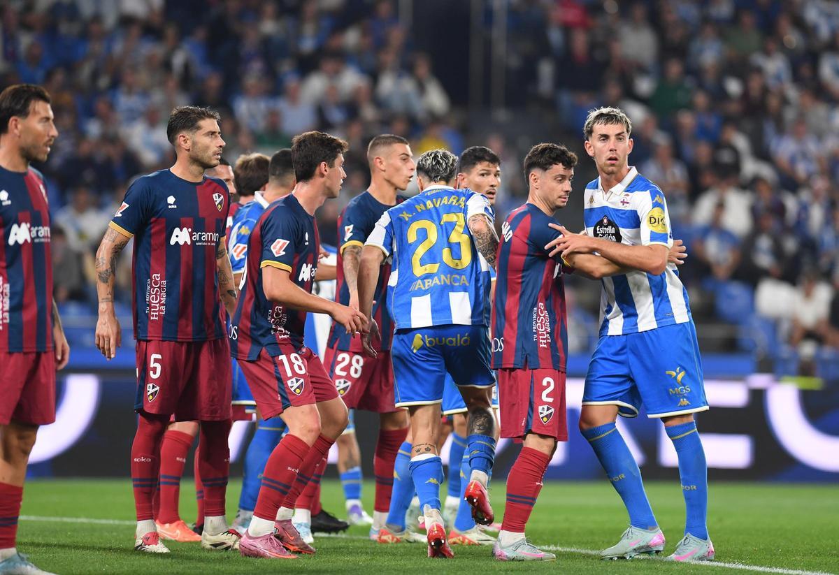 Una jugada a balón parado en el Dépor-Huesca de la primera vuelta en Riazor.