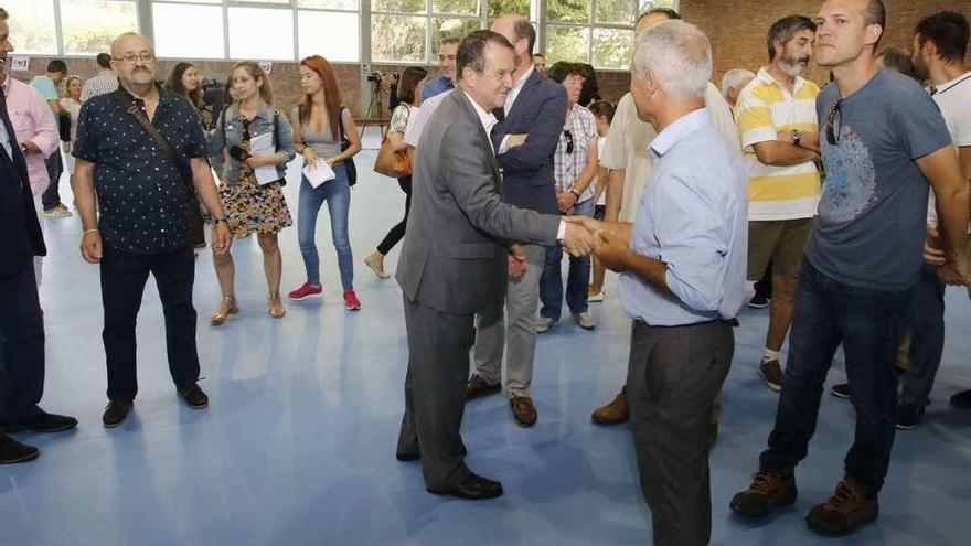 Caballero saluda a representantes de los colectivos de Teis en el pabellón de la ETEA. // A. Villar