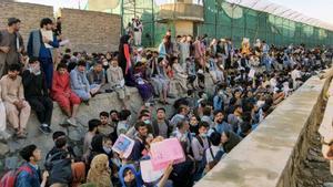 Población afgana se agolpa en el exterior del aeropuerto de Kabul