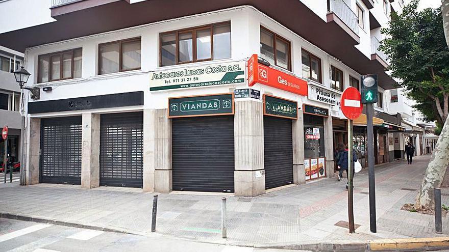 Una franquicia de jamones y la tienda del FC Barcelona, cerradas. 