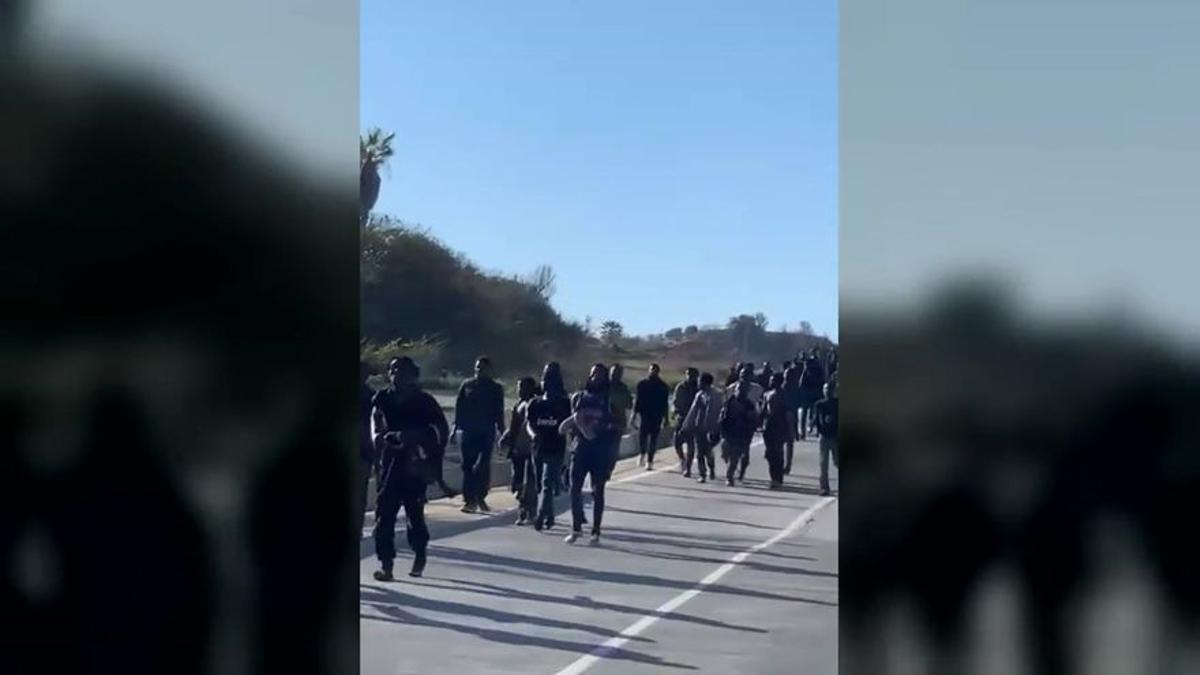 Dos mil inmigrantes intentan saltar la valla de Melilla.