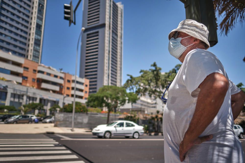 Gente con mascarillas