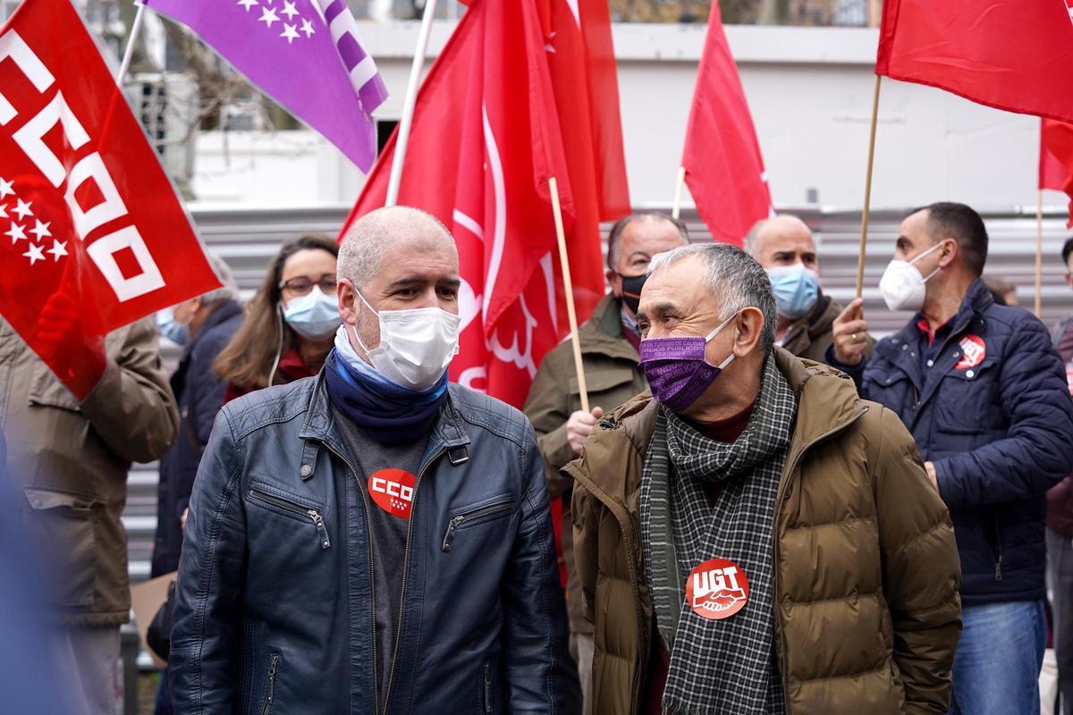 Els sindicats exigeixen tancar ja la pujada de l’SMI: «La pilota és a la teulada del president»