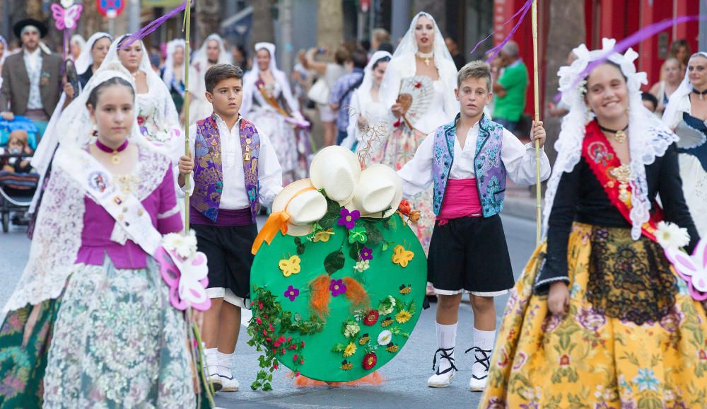 Ofrenda de flores como antesala del fuego en San Vicente del Raspeig.