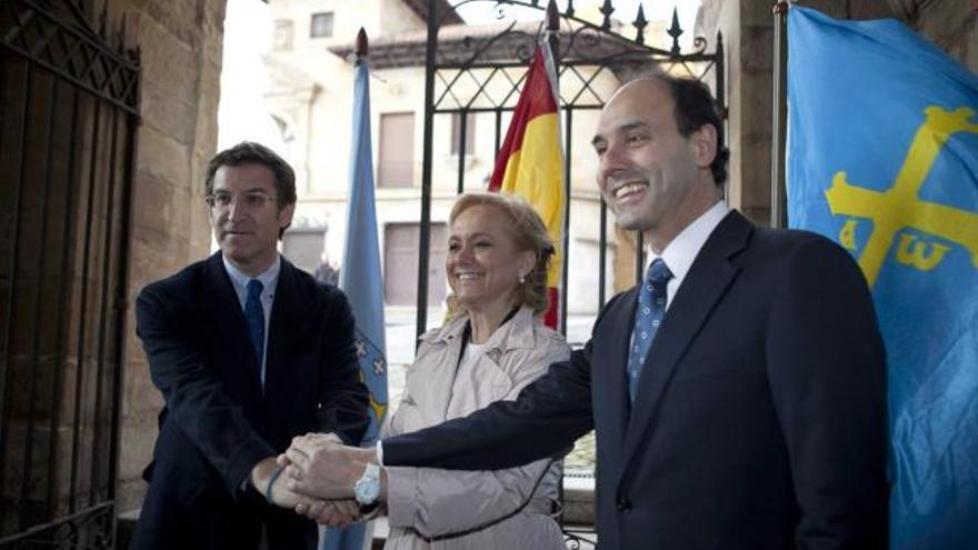 Alberto Núñez Feijóo, Mercedes Fernández e Ignacio Diego posan para los fotógrafos antes de reunirse en Gijón.