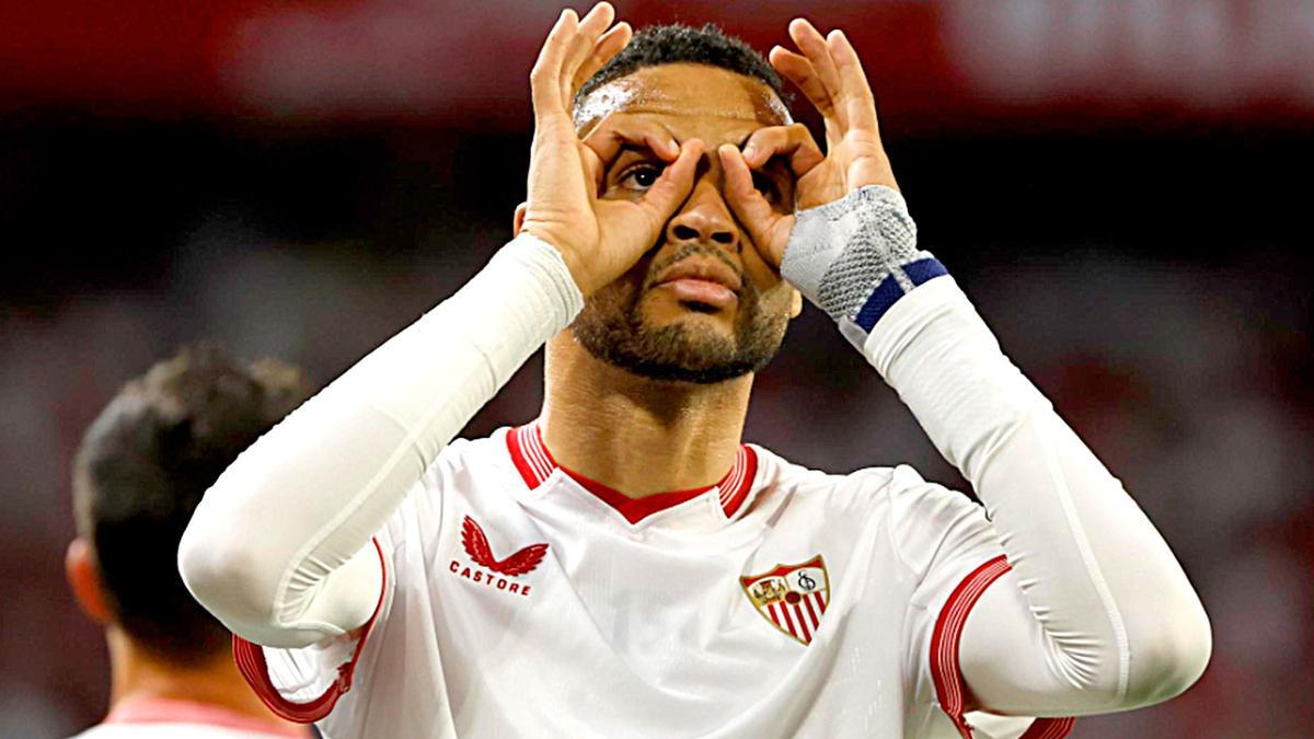 El delantero marroquí del Sevilla Youssef En-Nesyri celebra tras marcar el 1-0 ante el Mallorca, durante el partido de la jornada 32 de LaLiga que Sevilla FC y RCD Mallorca juegan este lunes en el estadio Ramón Sánchez-Pizjuán.