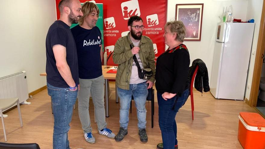 Miembros de IU en la sede del partido.