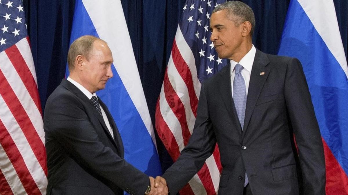 Obama (derecha) da a la mano a Putin, antes de un encuentro bilateral en la sede de la ONU, el 28 de septiembre del 2015.