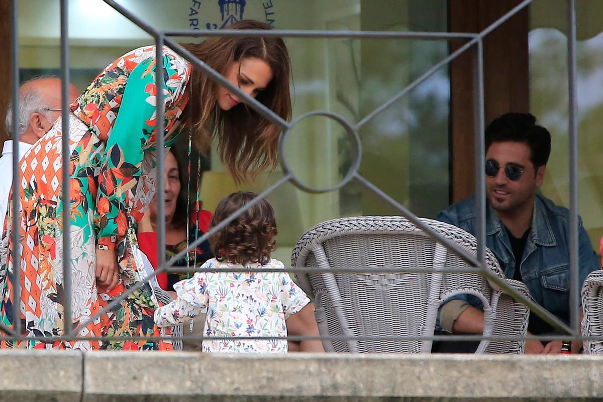 Paula Echevarría y David Bustamante junto a unos familiares