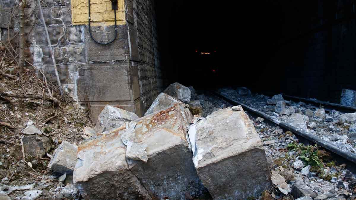 Un tren descarrila por un desprendimiento en la boca de un túnel entre Ribes de Freser y Planoles.