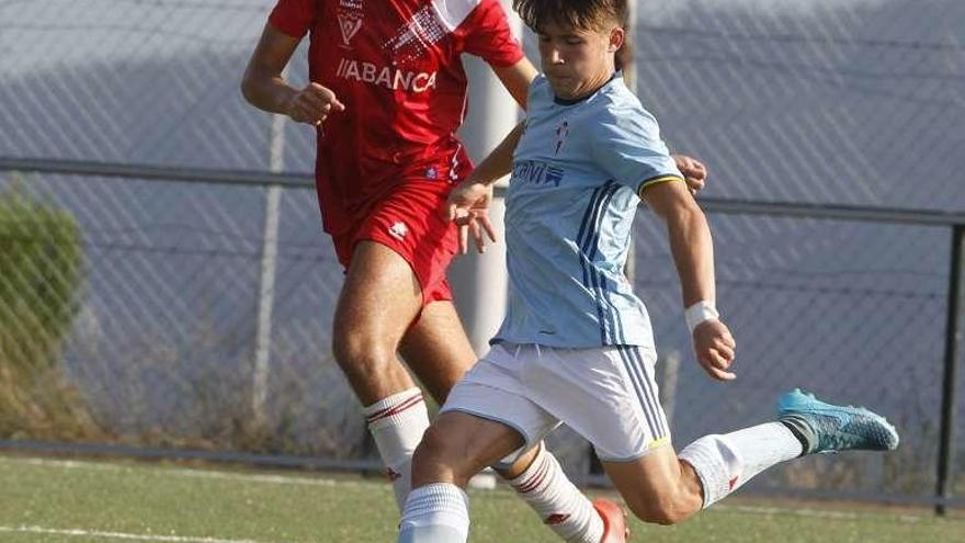 Chema, del Val Miñor, presiona a un jugador del Celta. // Ricardo Grobas