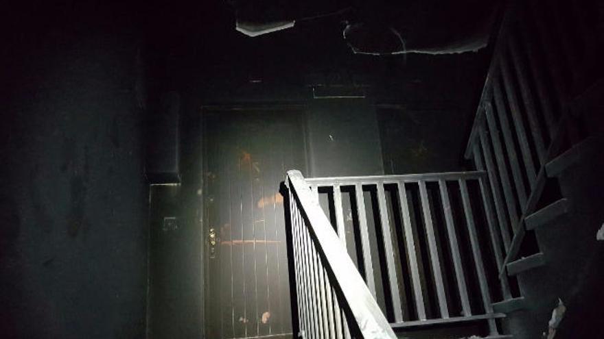 Un cortocircuito provoca un incendio en la caja de escaleras de un edificio de Sardina del Sur