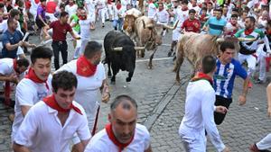 PAMPLONA, 12/07/2023.- Los veloces toros de la ganadería de Jandilla, durante este sexto encierro de los sanfermines, este miércoles en Pamplona. EFE/ Daniel Fernandez